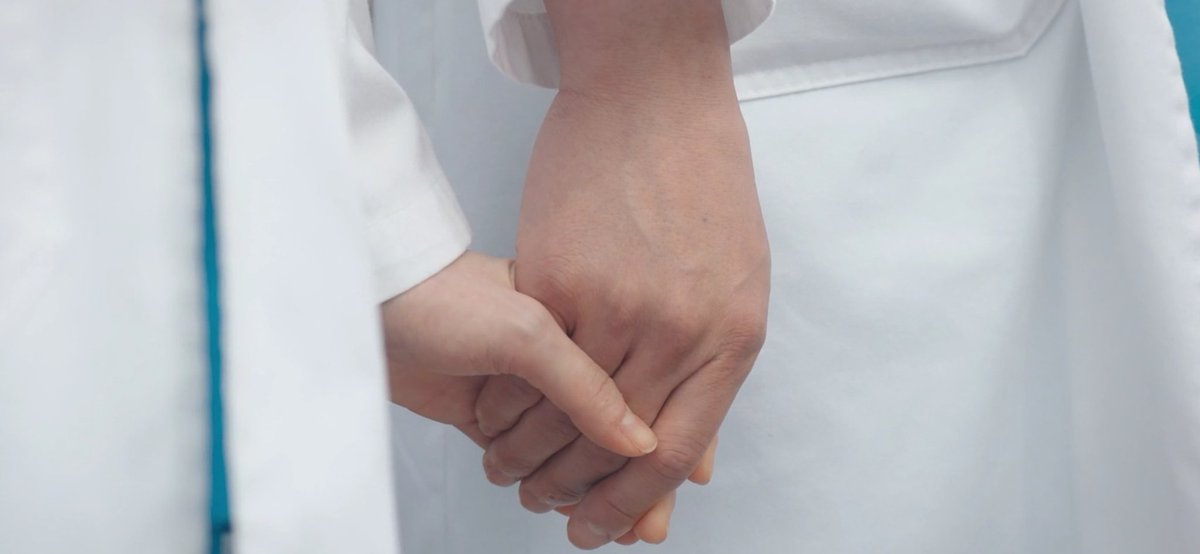 not to be me but their hand size difference is lowkey insanee and pretty cute🤏🏻

#ResidentPlaybook 
#ResidentPlaybookEp8