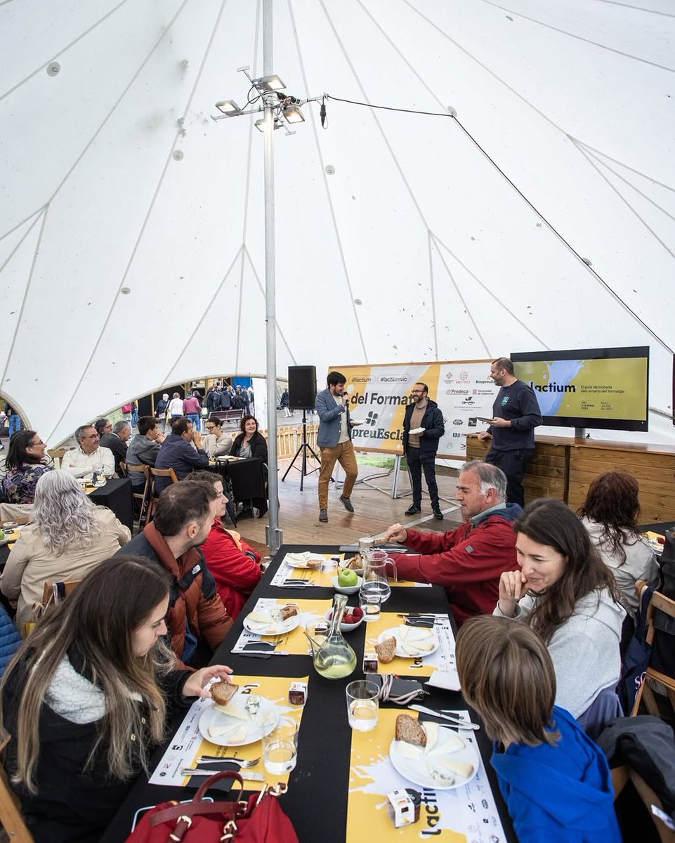 LactiumVic's tweet image. Resum del que ha estat aquest matí Lactium!

Hem pogut gaudir de tastos de formatges artesans, activitats per a tota la família i un ambient molt acollidor 🧀💛

Amb el suport de @somgastronomia

#lactium #lactiumvic #vic #osona #formatge #formatgeartesà #pastísdeformatge