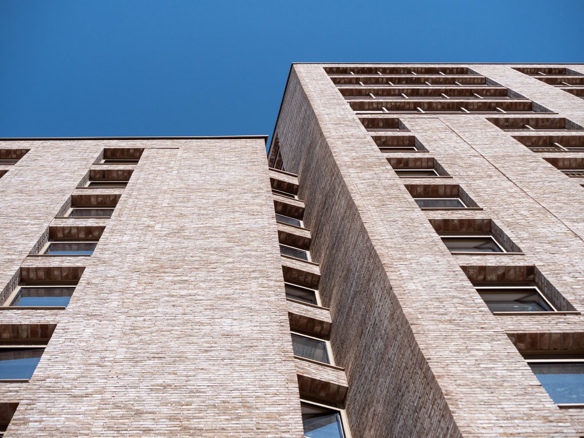 Facing #bricks have stood the test of times, offering aesthetic and durability benefits with a 150-year life expectancy. Perfect for heritage restorations and new #architectural modern builds.

Explore facing bricks and their design possibilities – bit.ly/3DDa8rb