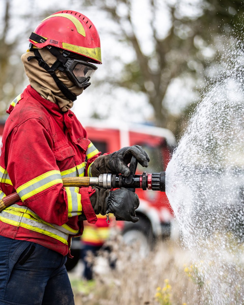 Desafios e Coragem na Vida de um Bombeiro, image size:960x1200