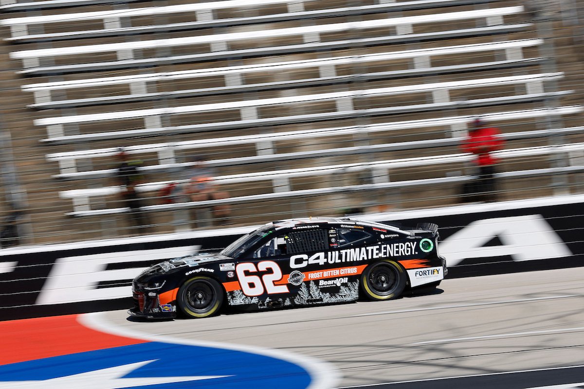 We are getting closer to green-flag time @txmotorspeedway. The No. 62 Beard Chevrolet rolls off the grid with <a href="/jesselovejr/">翔やん</a> behind the wheel. The #würth400 goes green at 3:30 pm EDT on @fs1.