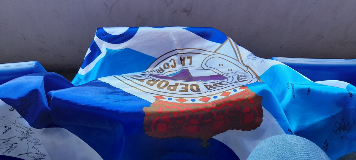 Gracias al tonto d seguridad del <a href="/FCBfemeni/">FC Barcelona Femení</a> q nos ha hecho sacar la bandera d mi equipo d la grada.
Forza Depor Siempre