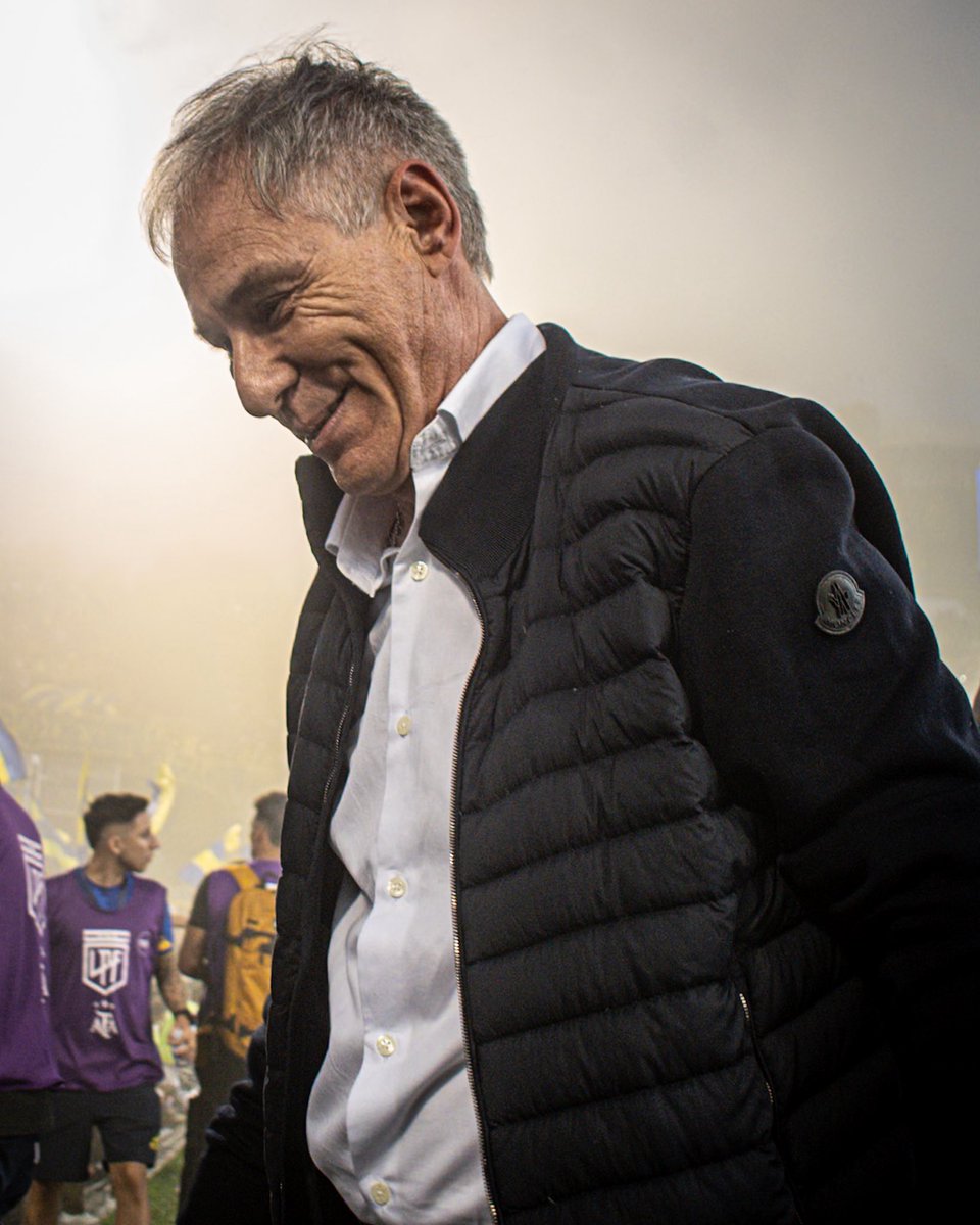 RosarioCentral's tweet photo. «Acá hay un virus o una bacteria, que se mete y es imposible no contagiarse»

🗣️ PROFE HOLAN https://t.co/cHR6ZpLRxr