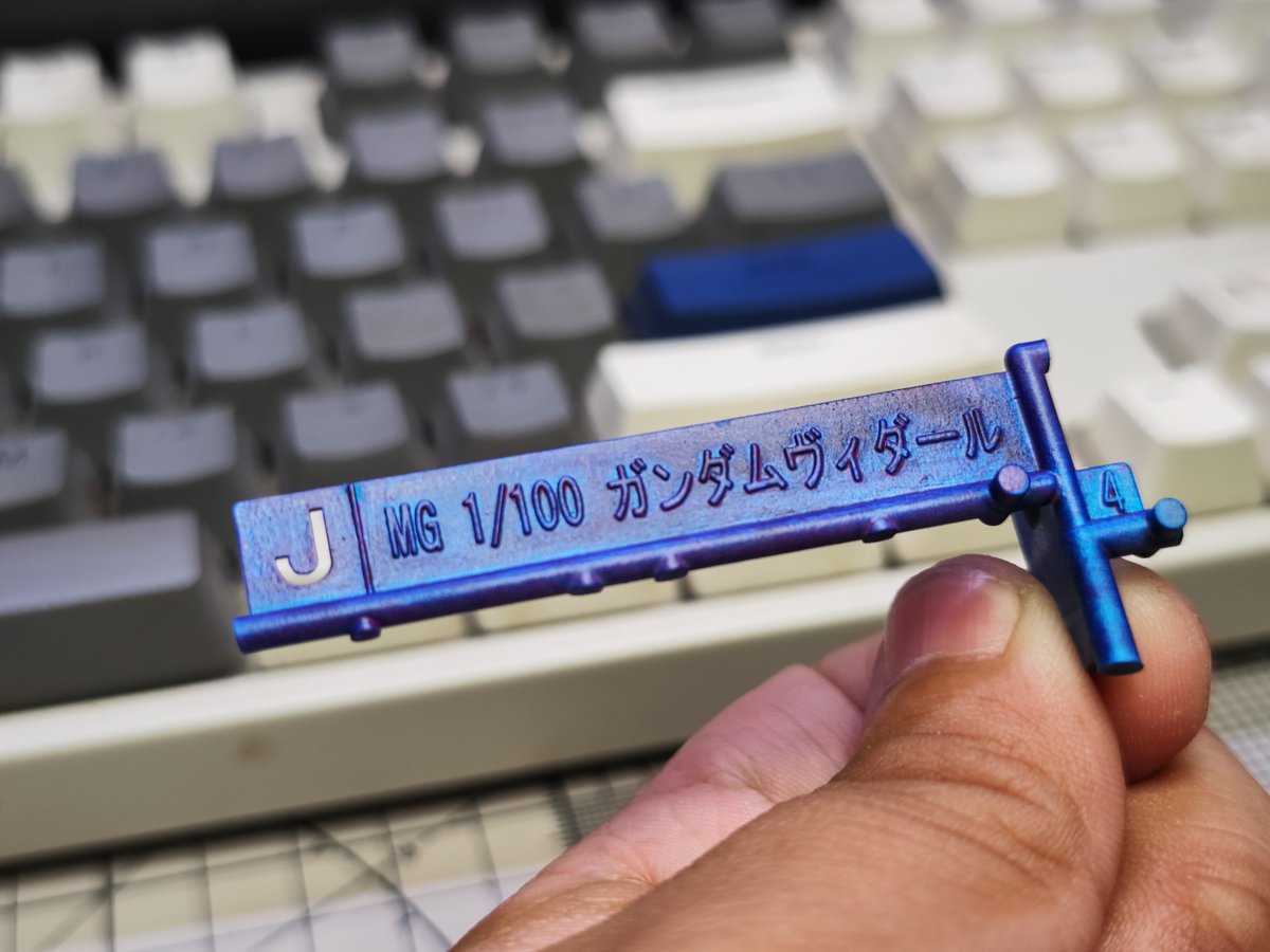 RiSoUu's tweet photo. 进度更新，在想要不要给外甲上一层透明粉，应该呈蓝紫色，如果流道没喷消光，应该更明显 https://t.co/jxEP7FXpov