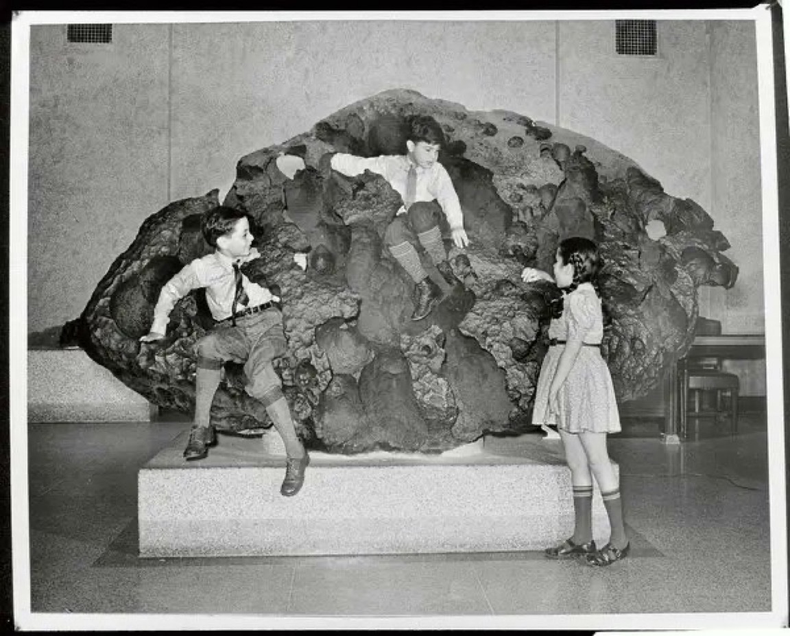 The Willamette Meteorite, a 15.5-ton iron-nickel mᴀss, is the largest meteorite found in the United States, discovered in Oregon in 1902. Known as Tomanowos to the Clackamas Chinook, it was revered as