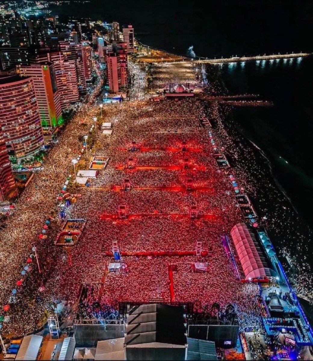 Brazillian's tweet image. Donald Trump in North America / Lady Gaga in South America