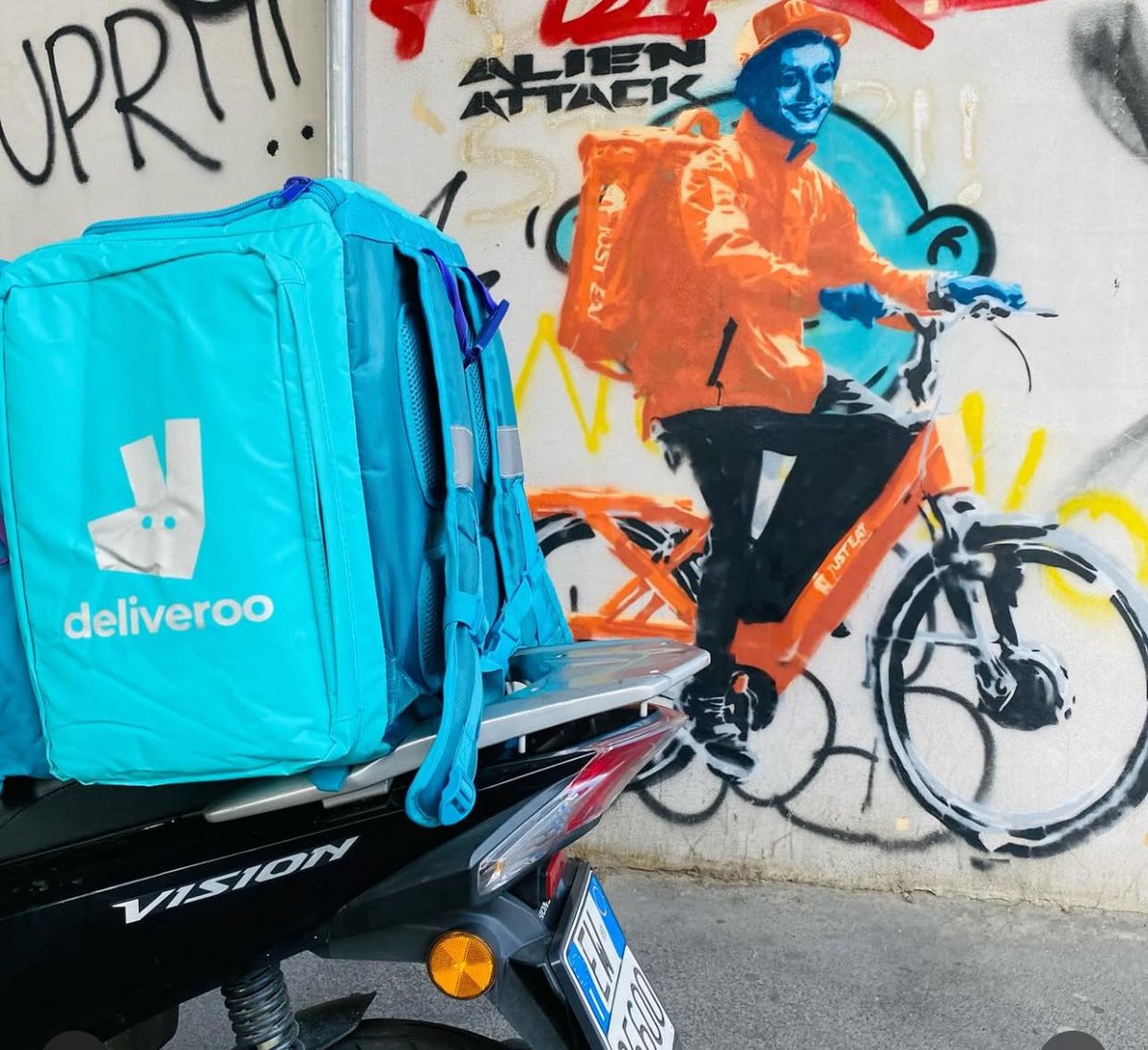 alien__attack's tweet photo. #valentinorossi #justeat #rider #alienattack #streetart #graffiti #stencil #spraypaint #art #milano https://t.co/neErgwHeK9