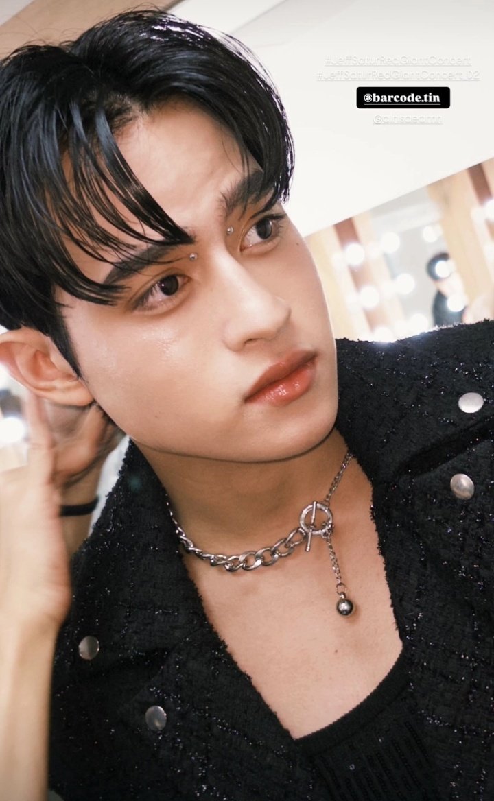 taintistinnasit's tweet photo. — P'Tinnasit on  IG story! 🖤✨

He look so ethereal. My SHAYLAAAA! <3 🔥

(crdts: @/looneystoonzz)
#TINNASIT #barcodetin #unit @BarcodeTin https://t.co/yDkcyn4oLH