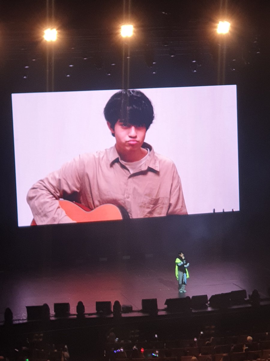 n_kdliz's tweet photo. time sure flies Barcode was such a baby then
it's really been a while...KimChay 🥹❤️‍🩹

#JeffSatur #JeffSaturRedGiantConcert #JeffSaturRedGiantConcert_D2 #JeffSaturRedGiantD2
#barcodetin #Tinnasit https://t.co/WlLWxjef9c