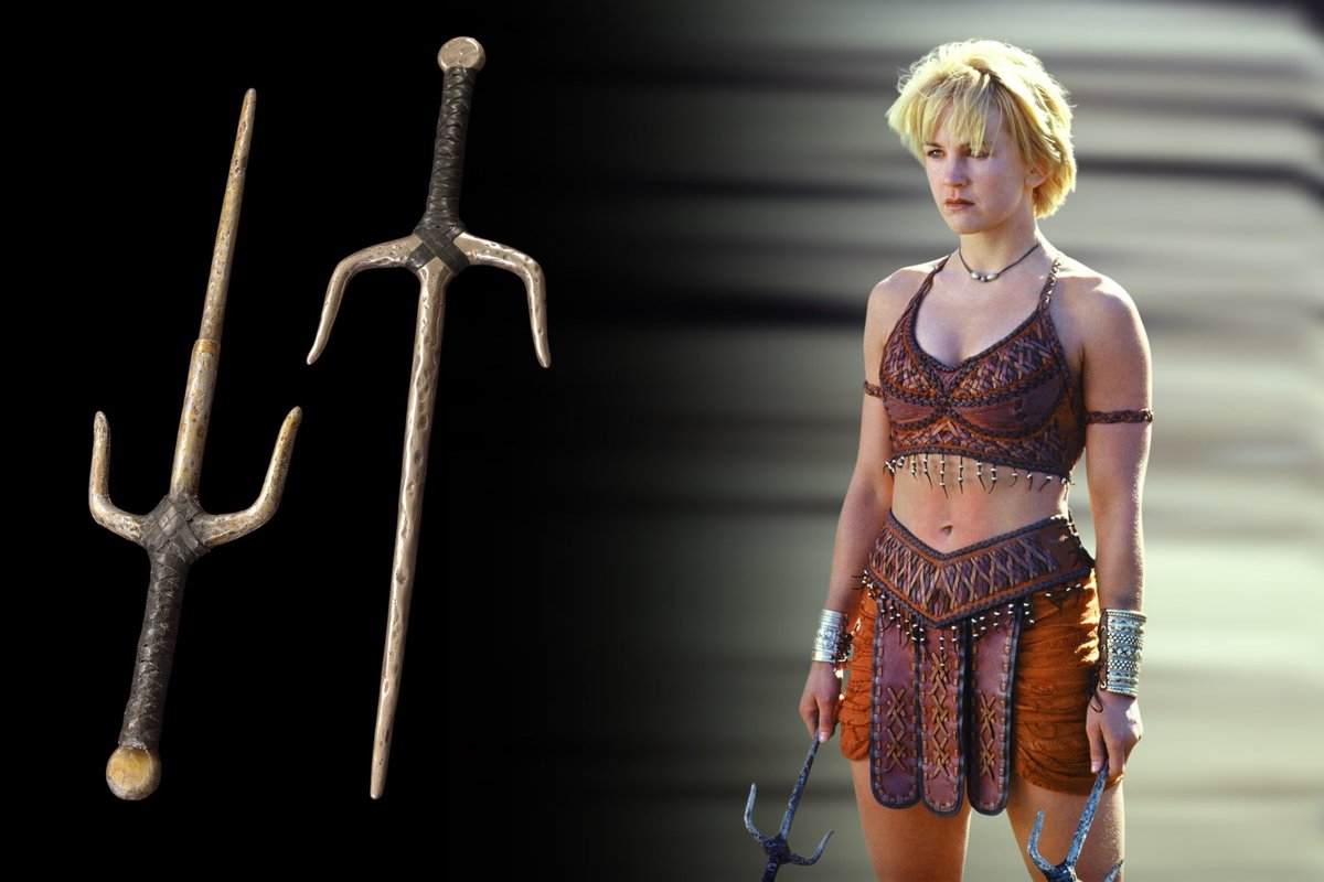 XenaPropArchive's tweet photo. “You’re getting pretty good with these!”

I’m excited to share this latest accession to the Archive: a screen-used pair of Gabrielle’s sais. The mismatched pair consists of a static metal “hero” sai and a retractable practical effects resin sai. #xena https://t.co/wbY3bzBizm