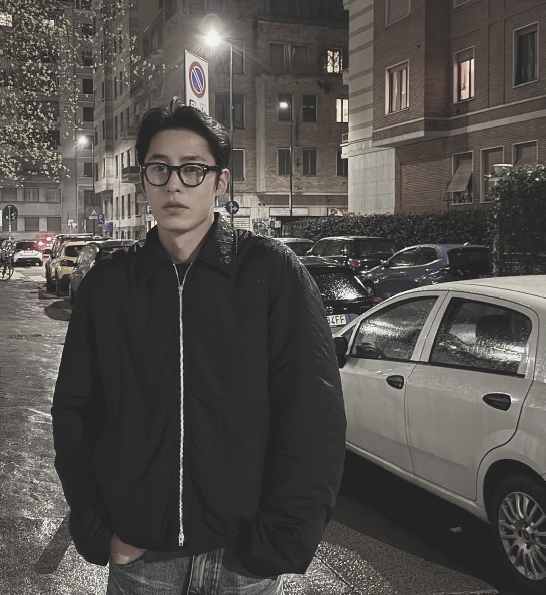 Jayewook's tweet image. Blending in with the crowd. The night is young, and so are we. Walking through the city, taking in every step. Just letting the night unfold.