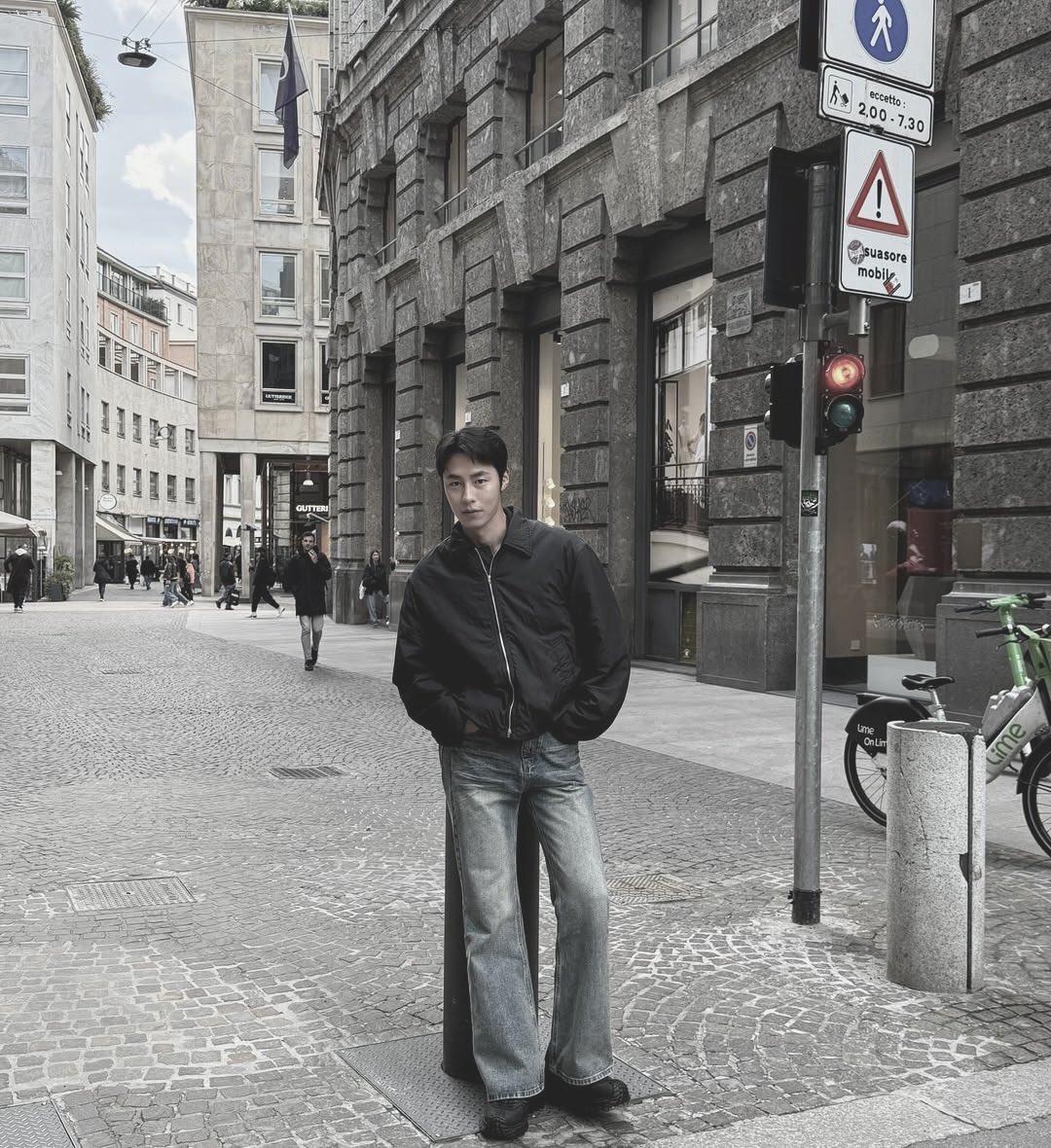 Jayewook's tweet image. Blending in with the crowd. The night is young, and so are we. Walking through the city, taking in every step. Just letting the night unfold.