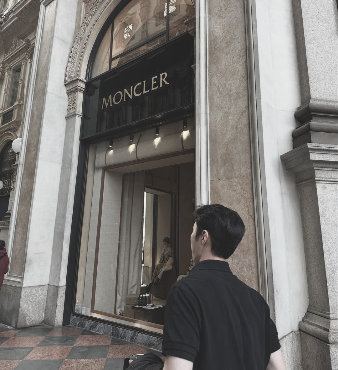 Jayewook's tweet image. Blending in with the crowd. The night is young, and so are we. Walking through the city, taking in every step. Just letting the night unfold.