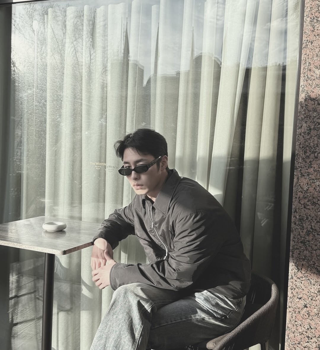 Jayewook's tweet image. When in doubt, throw on the shades.