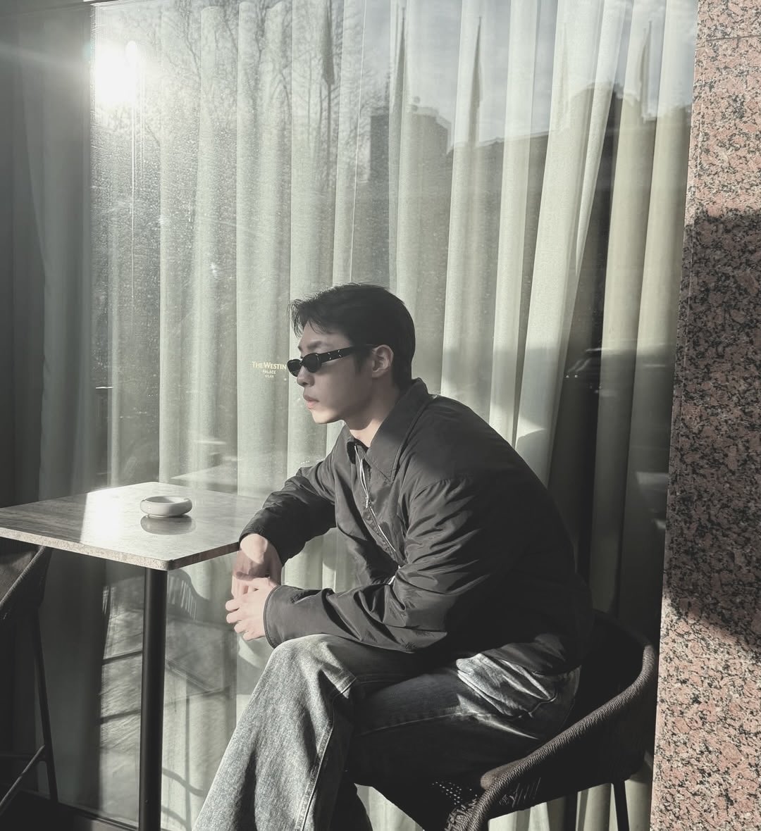 Jayewook's tweet image. When in doubt, throw on the shades.