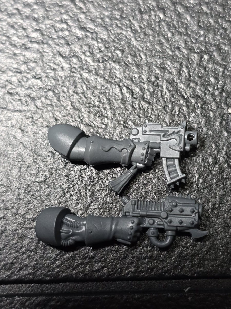 shadsworks1985's tweet photo. I'm sure I'm not the first person to do this but I got some khorne berserkers for their gloves I felt it fit the EC vibe a lot since some 30k models actually have leather gloves 

#warhammer40k #WarhammerCommunity #emperorschildren #chaosspacemarines
#miniature #miniaturebuilding https://t.co/n0WUhV8ebO