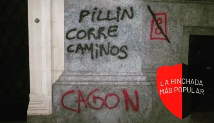 Único en la historia q frente a frente la primera línea de una hinchada huya despavorida en presencia de la otra hinchada.
Basta de chamuyos sin aliento.
Frente a frente corriste ante la hinchada más popular, la verdadera gente de Newell's.
La historia no se puede cambiar.
CAGÓN!