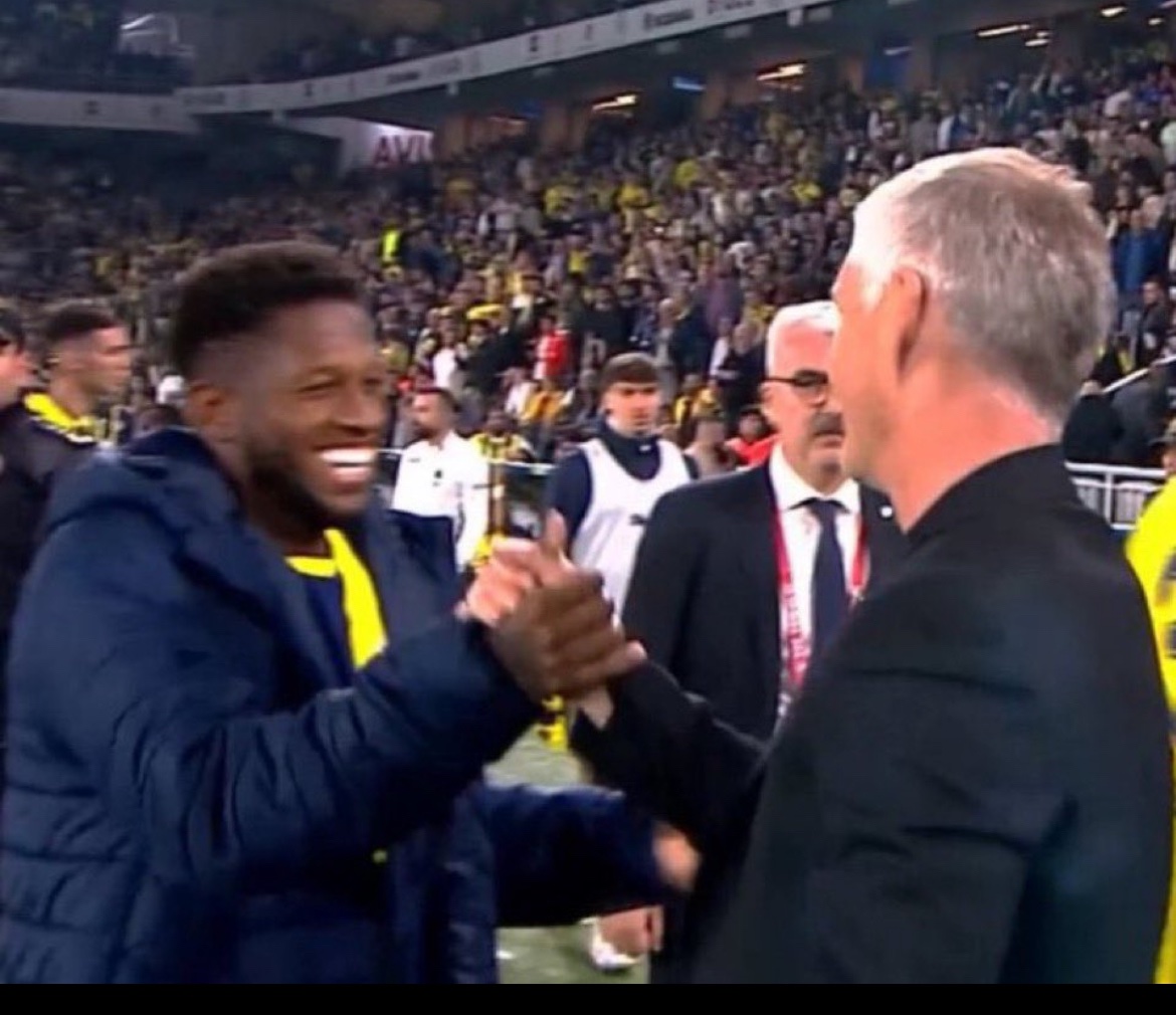 Fener10line's tweet photo. Tek kare ile Fenerbahçe’nin özeti.

Umursamaz, vurdumduymaz… https://t.co/e4pPqjw5u3