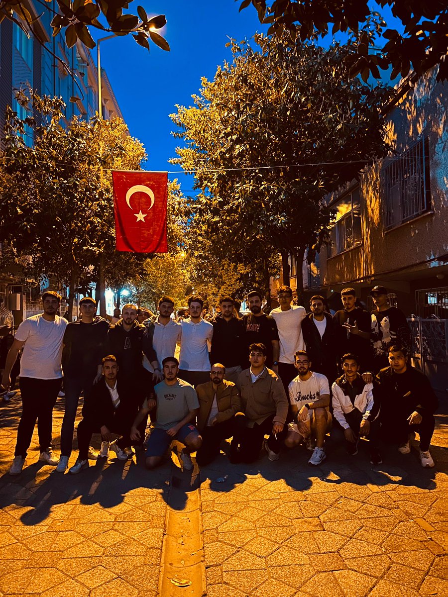 Değerli ultrAslan Esenyurt Ailesi,

Bugün, kardeşimiz Alican Boztepe'yi vatani görevini yerine getirmek üzere askere uğurlamanın gururunu ve hüznünü yaşıyoruz.

Yolun açık olsun Alican Boztepe !

#ultrAslanEsenyurt