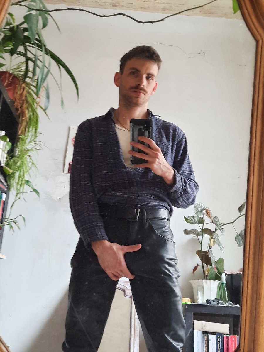 Finally, summer time is cruising time. 

Out and about in leather tonight 😈

Hope to find some bare holes, that are eager to be filled. I've been holding in all weekend🥵🍆💦💦💦