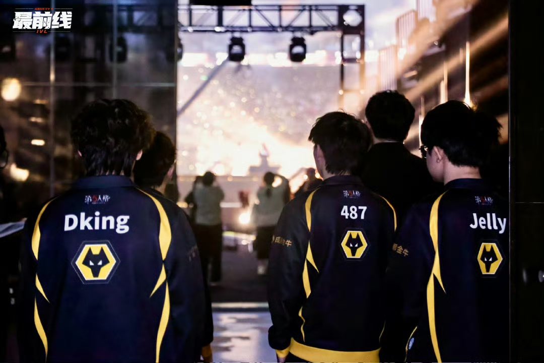 HONEZAM's tweet photo. 【Wolves公式声明】

申し訳ありません。
私たちに大きな期待を寄せてくださった皆さんの想いを、またも裏切る結果になってしまいました。
私たちは黄金の雨が私たちのために降り注ぐ光景を見ることができませんでした。
私たちを応援し、信じ続けてくださったすべての方に、本当に申し訳なく思っています。

この試合、私たちは完敗でした。
そして、その敗北は痛みと共に自覚させられるものでした。
まるで鞭に打たれたように。

私たちは自らの心の弱さ、不安定さ、焦りに敗れました。
戦術の決断力の不足、操作や連携のミスの多さに敗れました。
同じ場所で二度倒れた私たちが負けたのは、相手以上に自分自身だったのです。

私たちは分かっています。
皆さんの声が枯れるほどの応援の叫び、厳しい寒さや暑さの中での変わらぬ見守り、
掲げられ、光り輝く応援ボード

その一つ一つに、皆さんの計り知れない想いが込められていることを。
本当にごめんなさい。
私たちはその想いに、勝利で応えることができませんでした。

このCOAの戦いは、最初の国内予選、敗者復活戦の波乱から、グループステージ、トーナメント戦前半の快進撃、
そして今日の敗北へと続いてきました。
この歩みのすべて、一歩一歩が私たちの糧となるでしょう。
今回の敗北は、私たちの道に一時的な休符を刻んだにすぎません。

新たな旅路は、もうすぐそこに待っています。

敗北は、私たちの永久のレッテルにはなりません。
相手との差を見極め、失敗を分析してこそ、未来に進む道が見えてくる。
私たちは、決してあきらめない戦士になります。
何度でも、歯を食いしばり、前へ進んでいきます。

#第五人格COAVIII