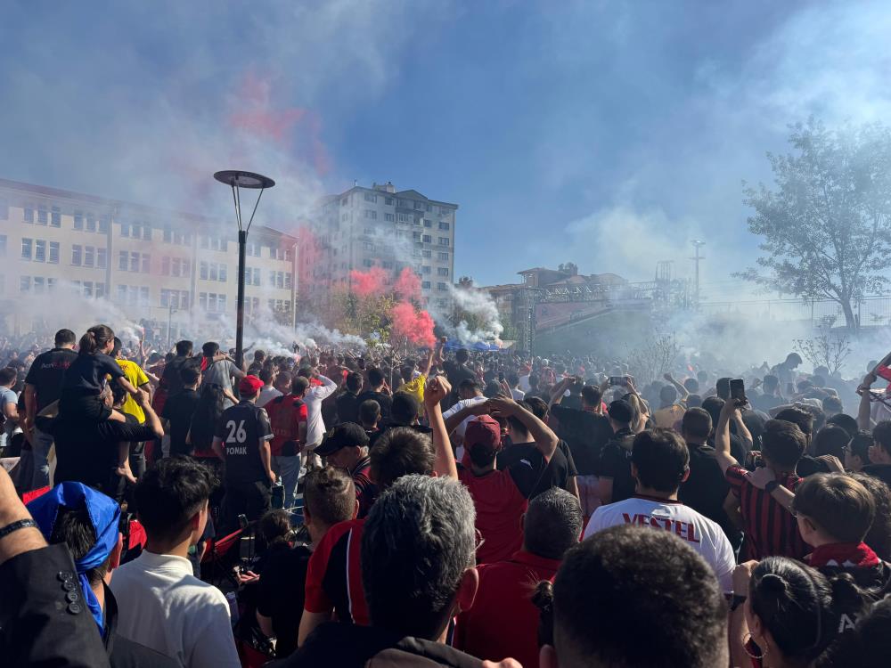 Eskişehirspor taraftarları, şampiyonluğu kutluyor 🙌
