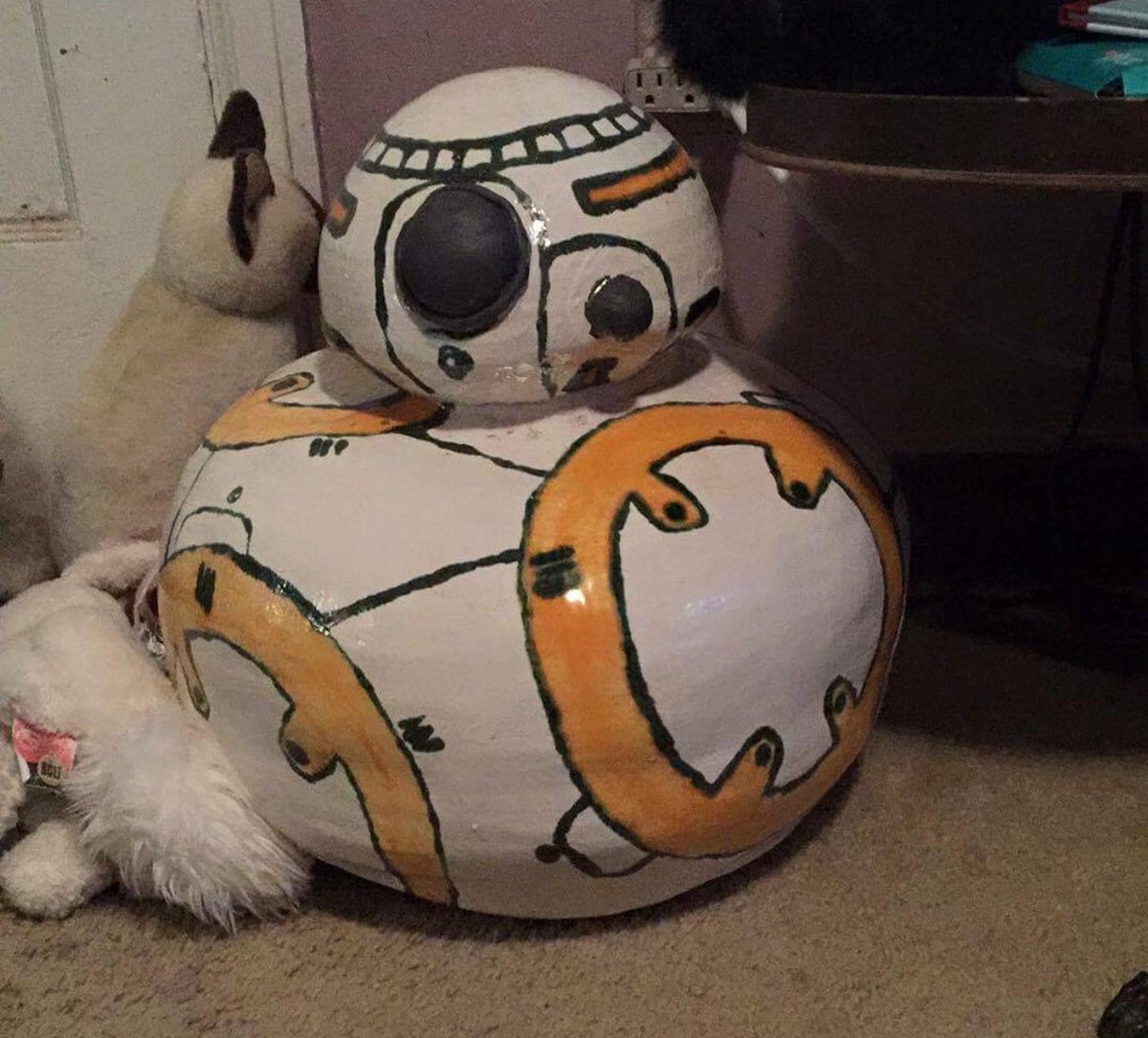 kingdjarins's tweet image. my favorite moments of being a sw fan
a 🧵
starting off strong in 2016 after seeing tfa for the first time, i started making a life-sized bb-8 jar. i started it in february 2016, it’s still unfinished to this day, but i got to take it home in june of 2016. im so proud of it