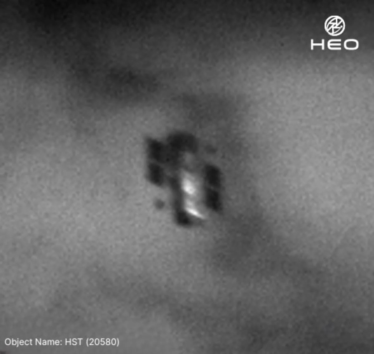 konstructivizm's tweet image. Hubble from 70 km away

An Australian satellite from HEO Robotics photographed the Hubble orbital observatory from a distance of 70 km. This is a rare case when we see not pictures from Hubble, but the telescope itself in space. The image clearly shows large solar panels and the…