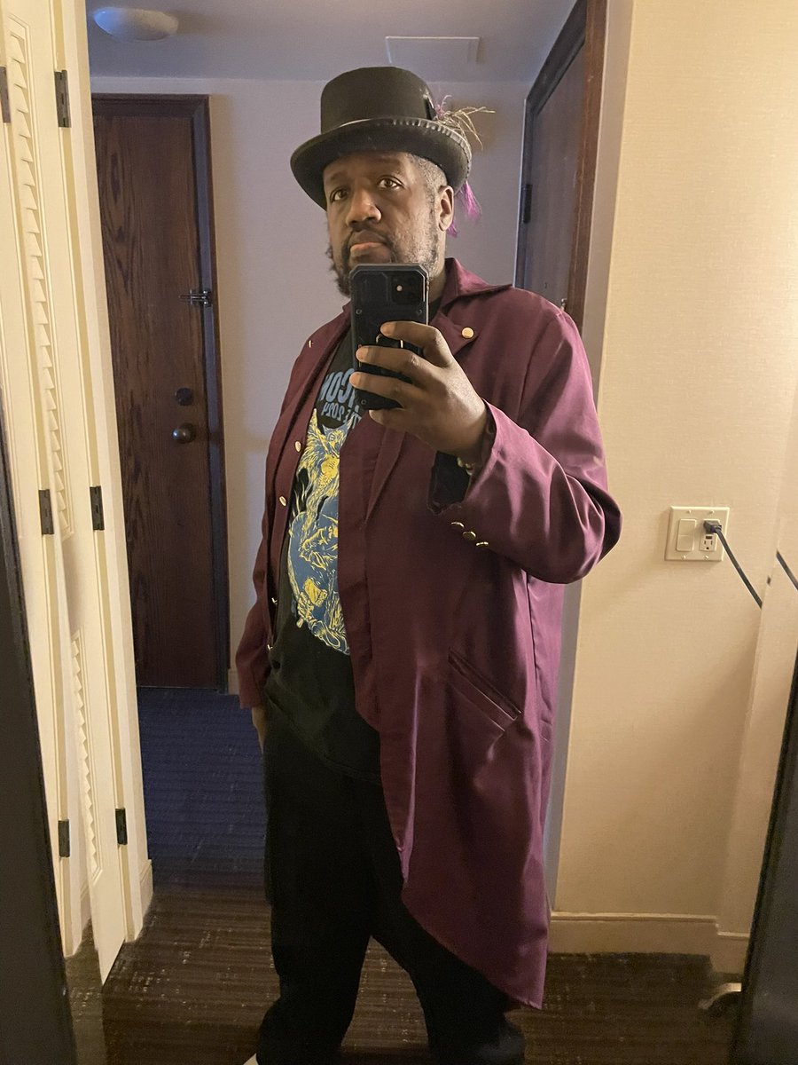 wiccaburr's tweet image. My adventure through day one and two of @crypticon. Quite the fun time while meeting old and new friends during it all. More pics in the replies. #crypticonseattle #crypt25