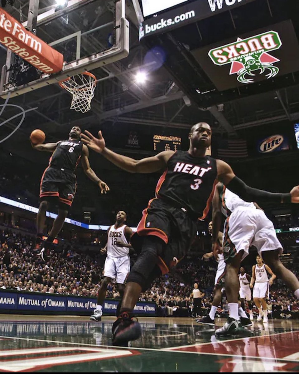 Hoy es el día de Star Wars

Si os gusta la NBA y la saga, quédate a ver este hilo porque os va a encantar:

Fotos icónicas de la NBA recreadas con personajes de la mítica saga, hechas por el artista <a href="/SanoianDesigns/">Matthew</a> 

#Maythe4thBeWithYou 

🧵👇🏻