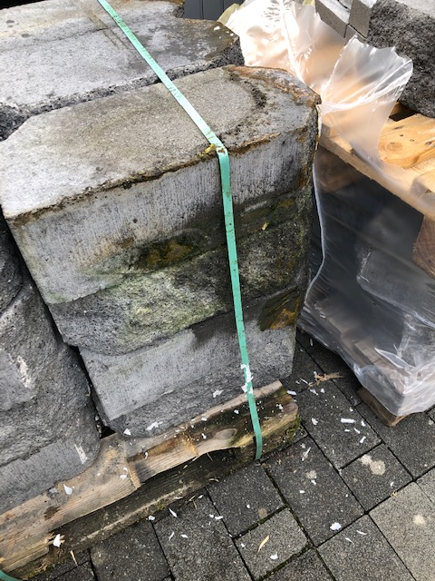 ramge_bruno's tweet photo. Ein Vorzeige-Hersteller in Sachen #betonpflaster, #betonplatten und #mauersteinen zeigt seine Schwächen- #rinnbetonundnaturstein mit Ausblühungen und Veralgung auf nagelneuen Steinen. Früher undenkbar, heute leider immer wieder ärgerlich. Entsprechende Preise erfordern Qualität. https://t.co/6WQ857Gkg3