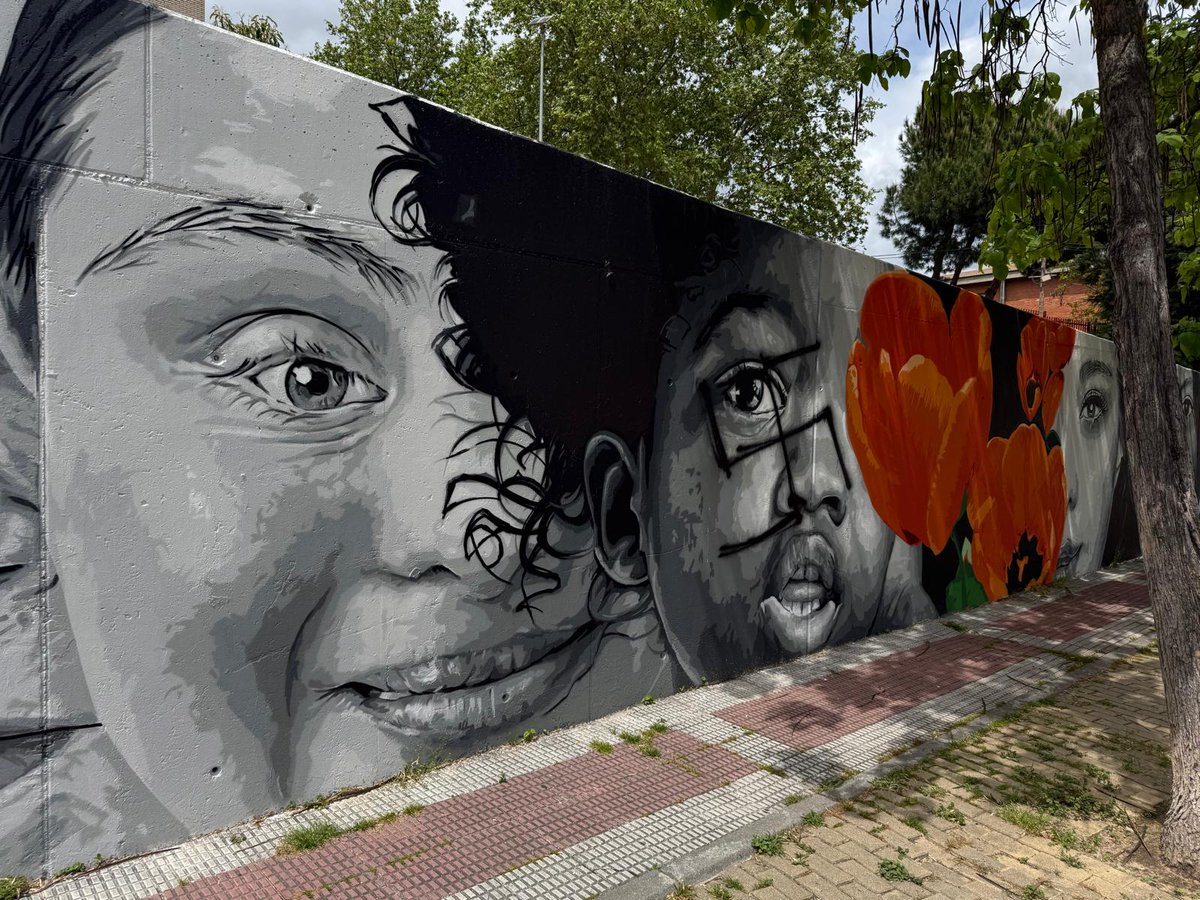 La esvástica es un simbolo oriental y milenario que se apropiaron y despretigiaron los asesinos de tantos millones de personas de toda condición política, religiosa, social, sexual y cultural.
Un simbolo de ignorantes, desalmados y despiadados qu no caben en la democracia.