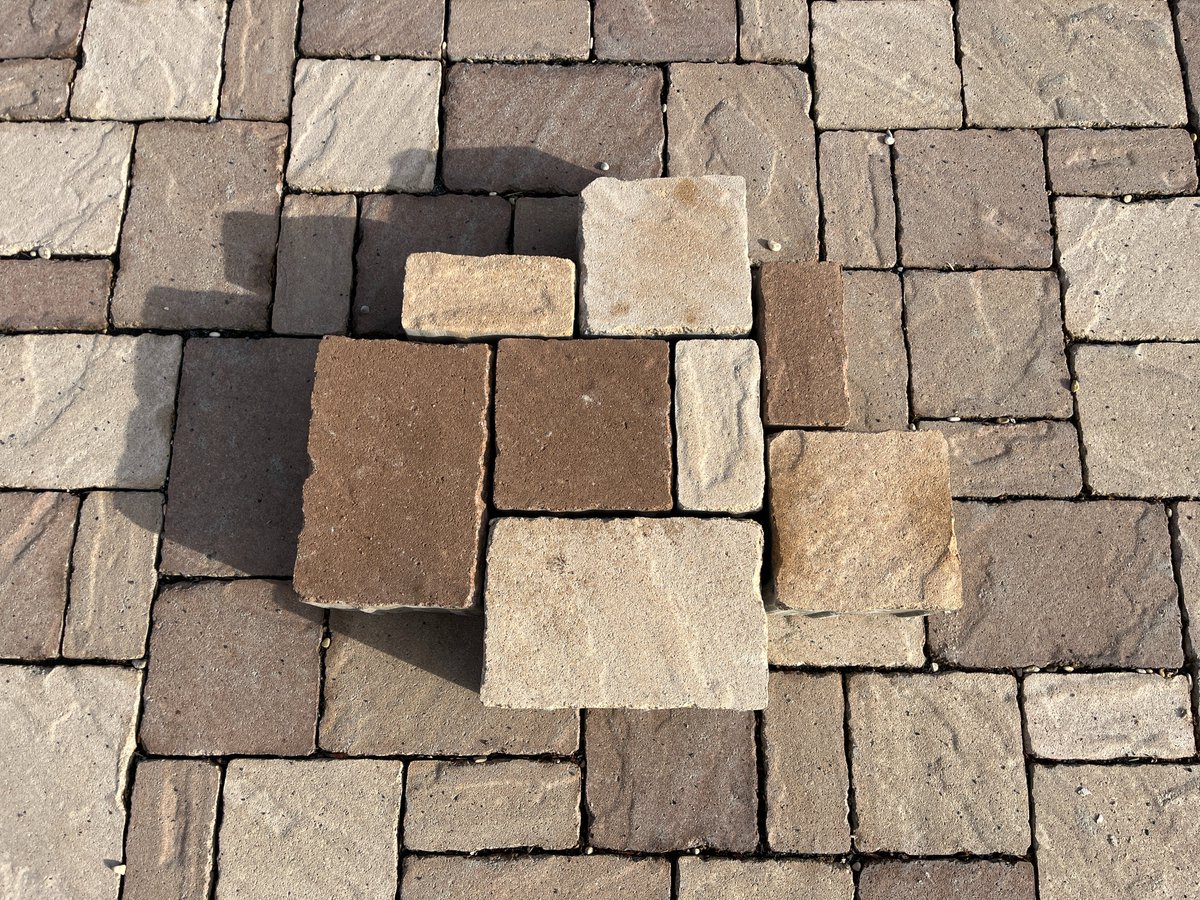 ramge_bruno's tweet photo. Farbverlust bei #betonpflaster von #rinnbetonundnaturstein #heuchelheim innerhalb weniger Wochen. Eine neu bestellte Pflasterlage zeigt den Unterschied. Kommentar des Herstellers, es wären Verfärbungen vom eingekehrten Basaltsand. 🤪 https://t.co/3JWiIqBBJr