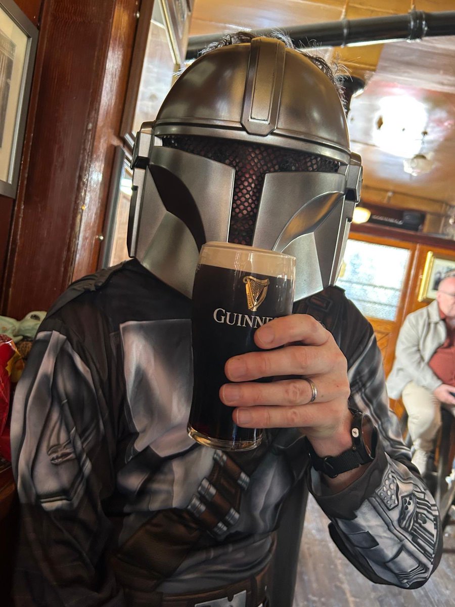 rmttb's tweet image. Up in Louth for the #Drogheda10K
Creamy pints in Clarkes Bar after a race well run. #MayThe4thBeWithYou