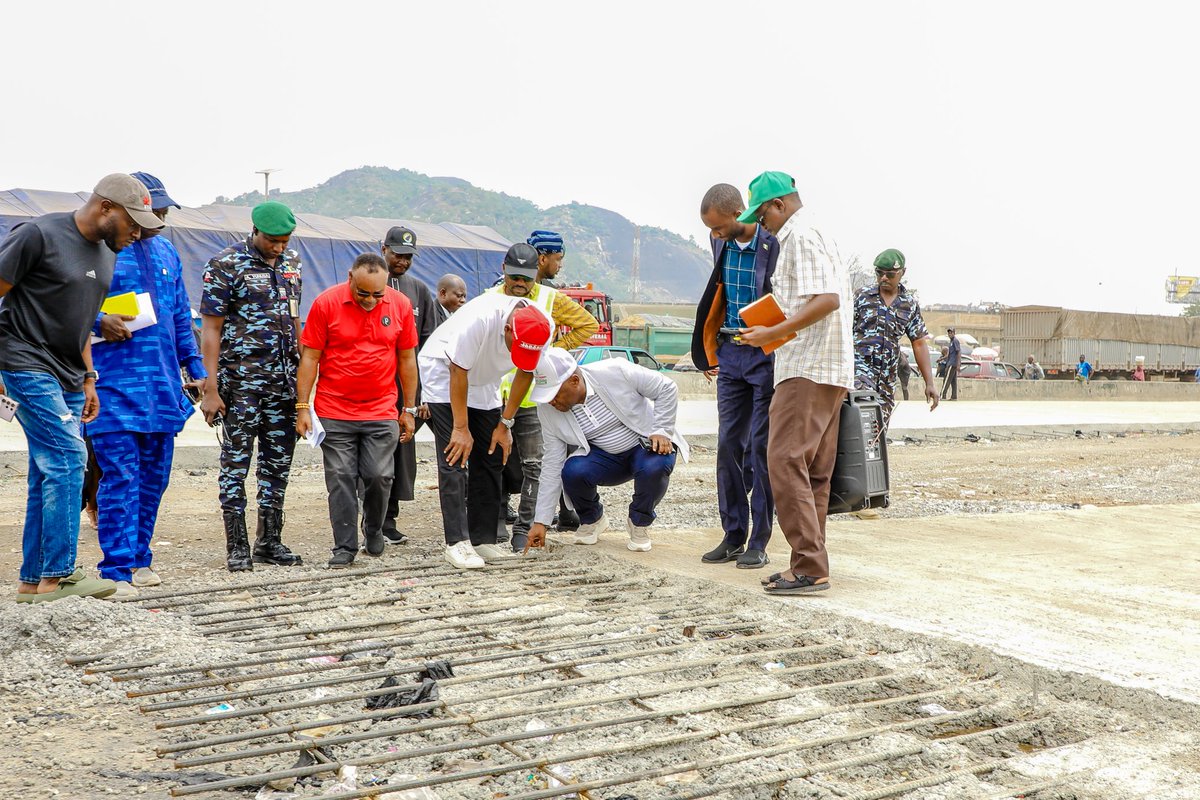bmgoronyo's tweet photo. The Federal Ministry of Works
President Tinubu's Vision for Infrastructure Development Takes Shape

The Minister of State for Works commended the progress on the Abuja-Kaduna-Kano Road  Section I), a flagship project under President Bola Ahmed Tinubu's Renewed Hope Agenda. https://t.co/4lroMFbT8D