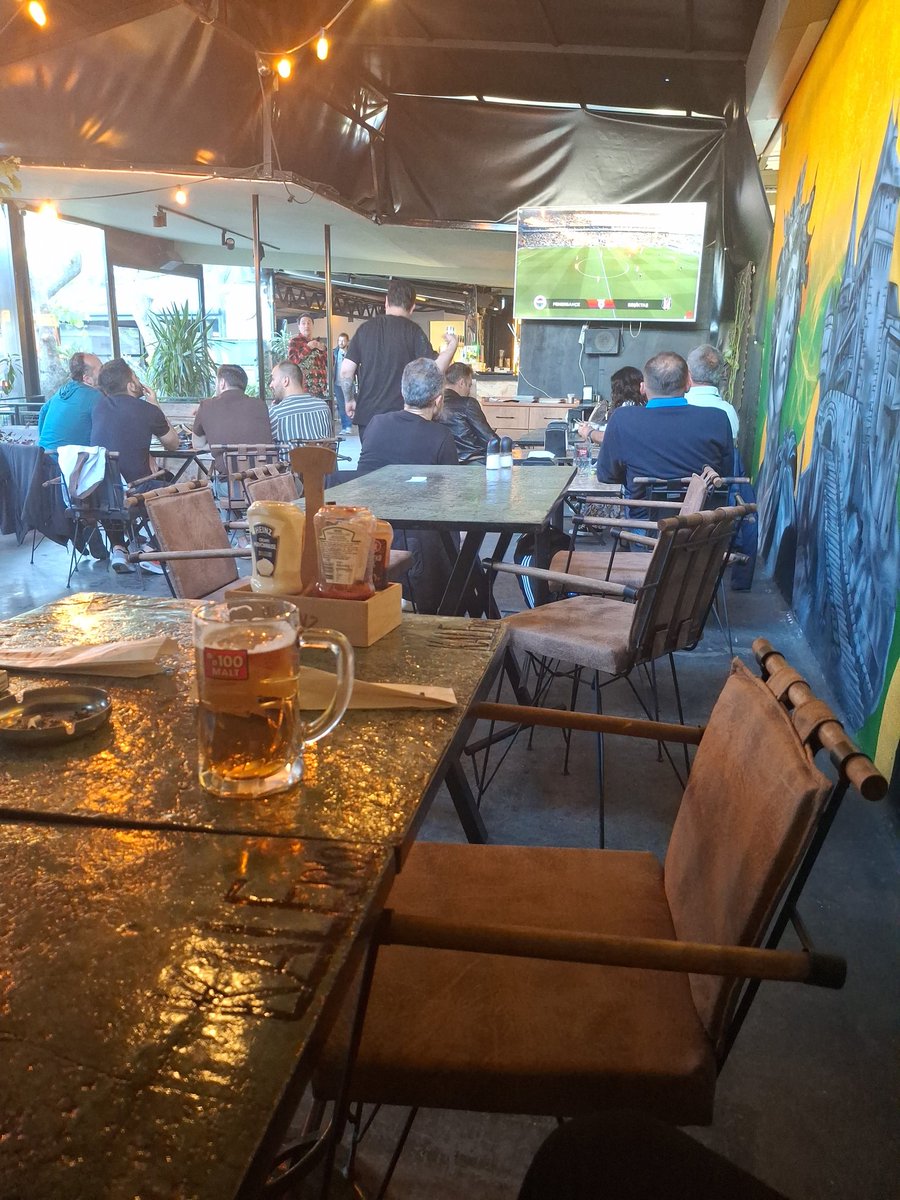 Buyrun bıseyler yiyelim ıcelım macı izleyelim  yakında olanlar buyursun