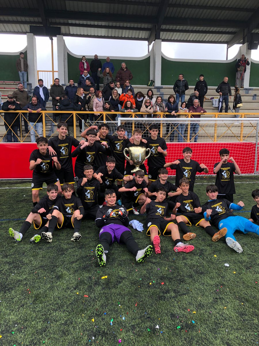 USCFbase's tweet photo. 🏆 ¡¡𝗦𝗢𝗠𝗢𝗦 𝗖𝗔𝗠𝗣𝗘𝗢𝗡𝗘𝗦!! El Cadete C se alza con el título liguero en el Mario Emilio tras una grandísima temporada. 

👏 ¡Enhorabuena, equipazo!

#ConstruyendoUSCF🏗️ https://t.co/7YH9cZAiA6