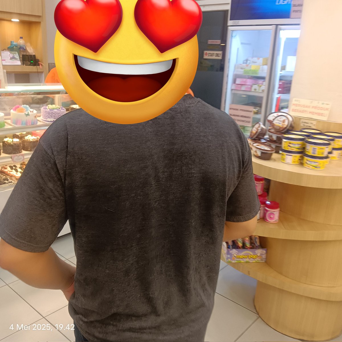 👦 : jalan jalan yok yang
Me : yok yang

*tiba tiba berhenti di toko roti*

👦 : pilihlah kue ultahmu yang untuk besok
Me : asdfghjkl 🥺🥺
👦 : kadonya nanti ya yang udah malam kali kalau beli sekarang. Terus besok aku meeting dari pagi
Me : oke gpp yang

Speechless 🥺