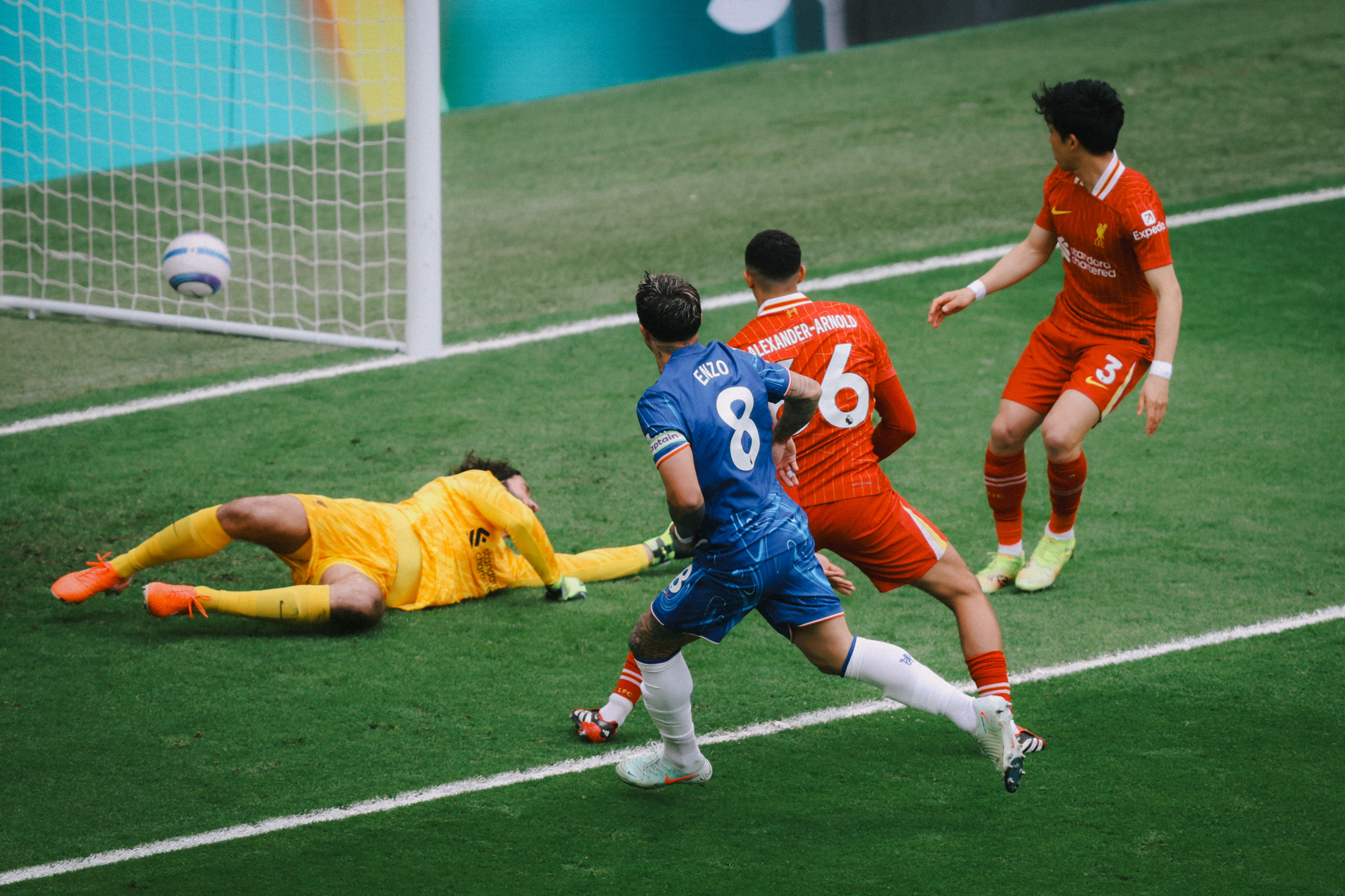 Enzo Fernández marcó el primero del Chelsea ante el Liverpool. Fuente: Chelsea en "X".