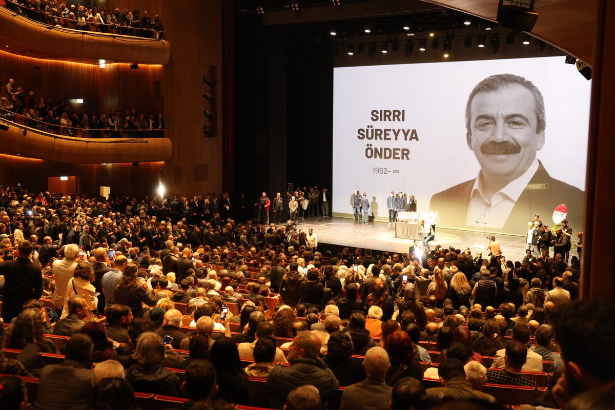 DemPartyEnglish's tweet image. Joined by tens of thousands, we bid farewell to our İmralı Delegation Member Sırrı Süreyya Önder on his final journey. He was a brother to the peoples and a unique voice in politics.
Comrade, we give you our word: the peace you dedicated your life to will blossom on these lands.