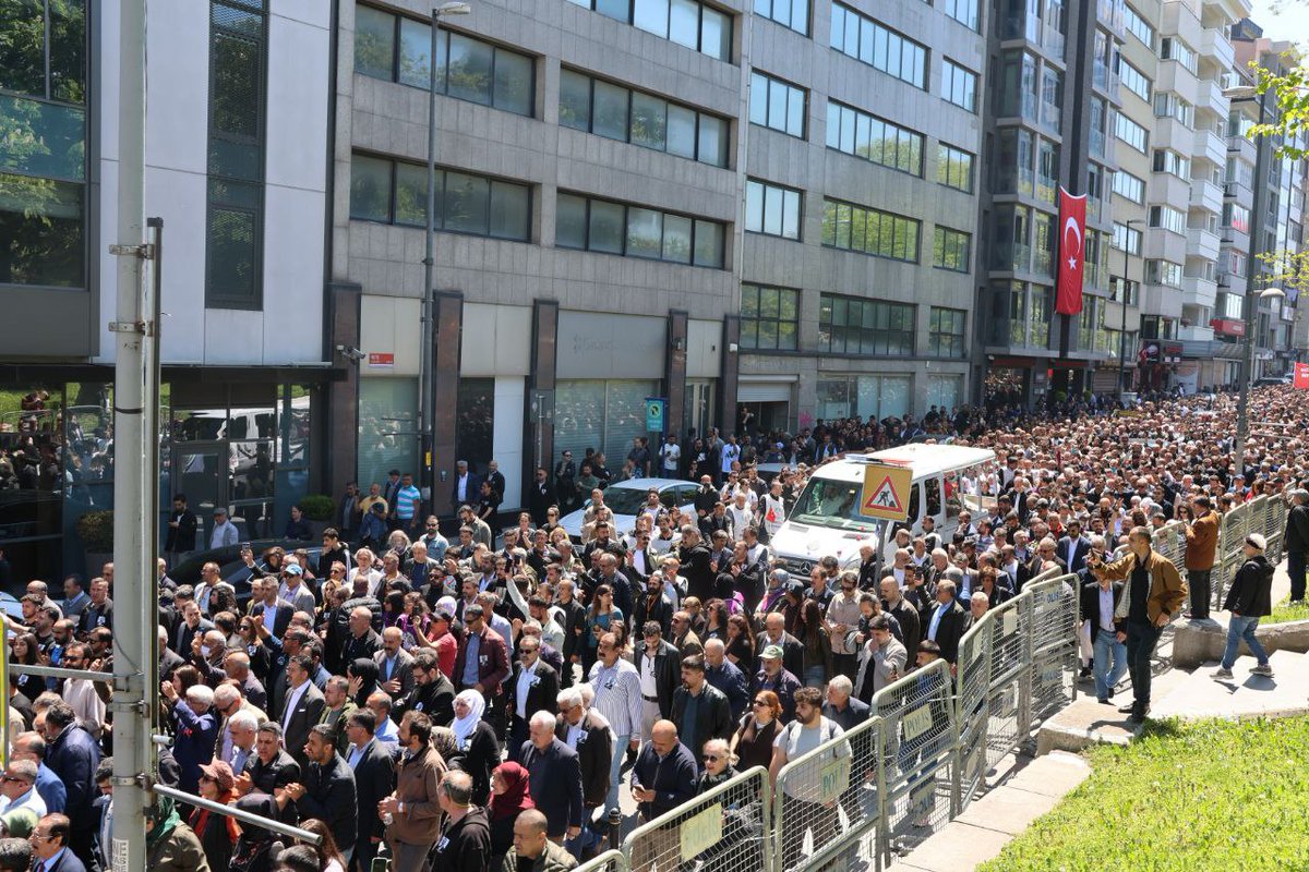 DemPartyEnglish's tweet image. Joined by tens of thousands, we bid farewell to our İmralı Delegation Member Sırrı Süreyya Önder on his final journey. He was a brother to the peoples and a unique voice in politics.
Comrade, we give you our word: the peace you dedicated your life to will blossom on these lands.