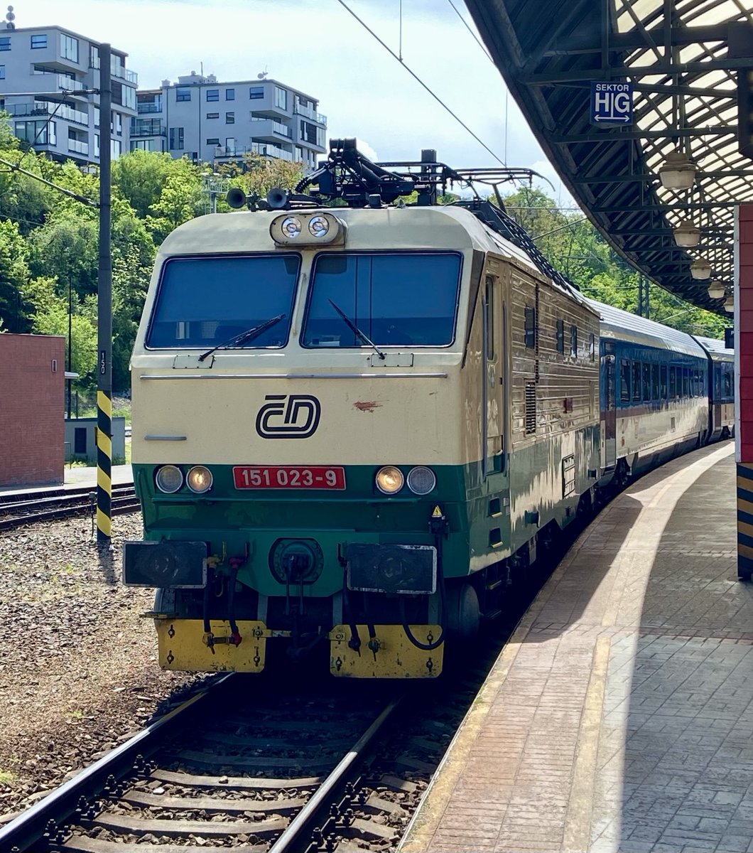 #Bahnzeit heute Nachmittag in Prag. Am Sonntag holt man seine besten Pferde aus dem Stall in Vršovice.