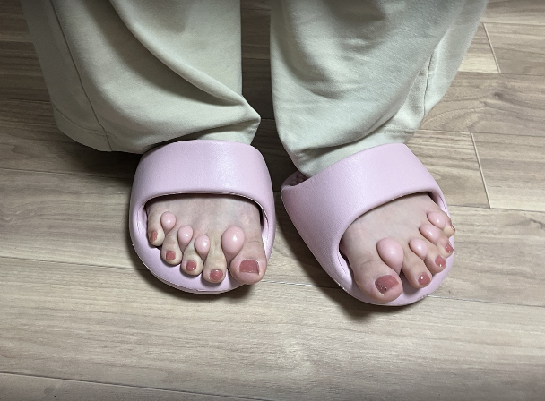 Petit_Price2024's tweet photo. 「足が喜んでる！！」
立ち仕事でパンパンだった足が、これ履いたら一気に軽っ！指の間はぷにゅぷにゅで癒やされるし、背筋は勝手にピンッ。足ツボの刺激も気持ちよくて、むくみもスーッと流れてく感じ。がんばらなくても履くだけケア。マジで続けられる。これ、足のご褒美すぎ。 https://t.co/Ey1oT6BD8O