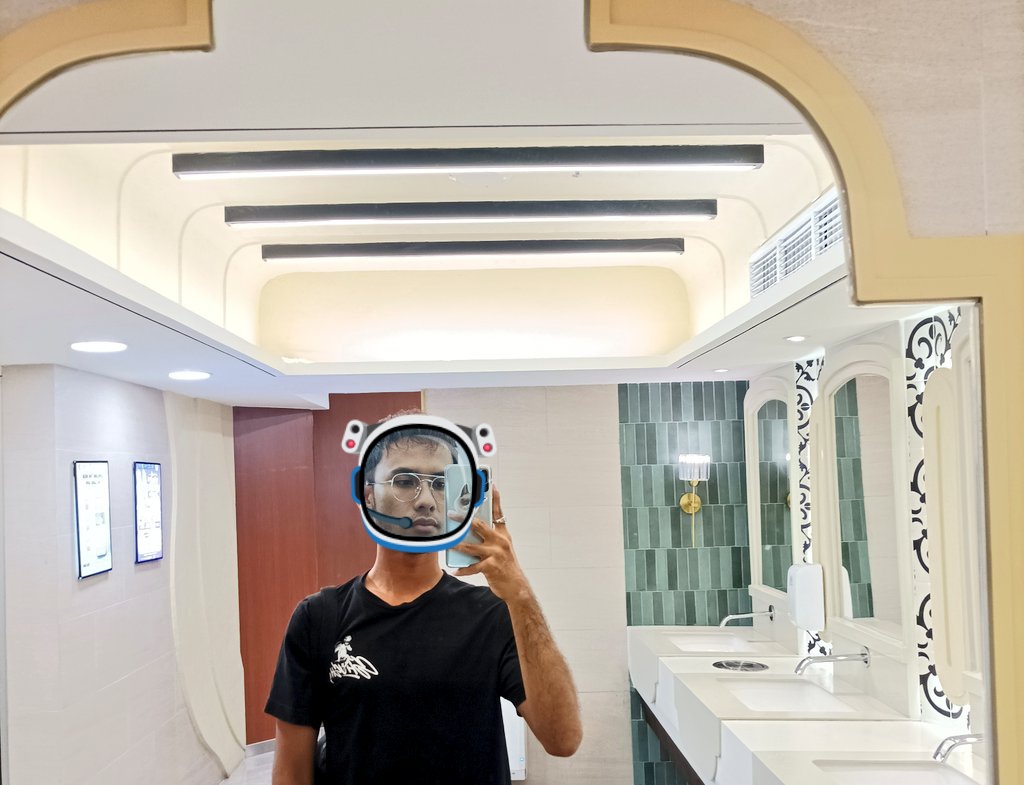 69fiansyah's tweet photo. dan memutuskan ke mall tetangga dengan mirror selfie yang flat ini haha https://t.co/lsquC7hCjd