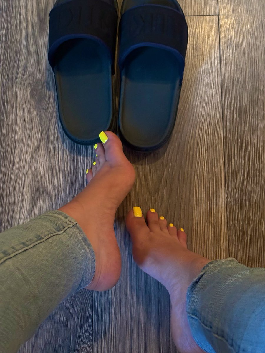 Pretty size 8 1/2 feet that should go inside your mouth instead of these slides