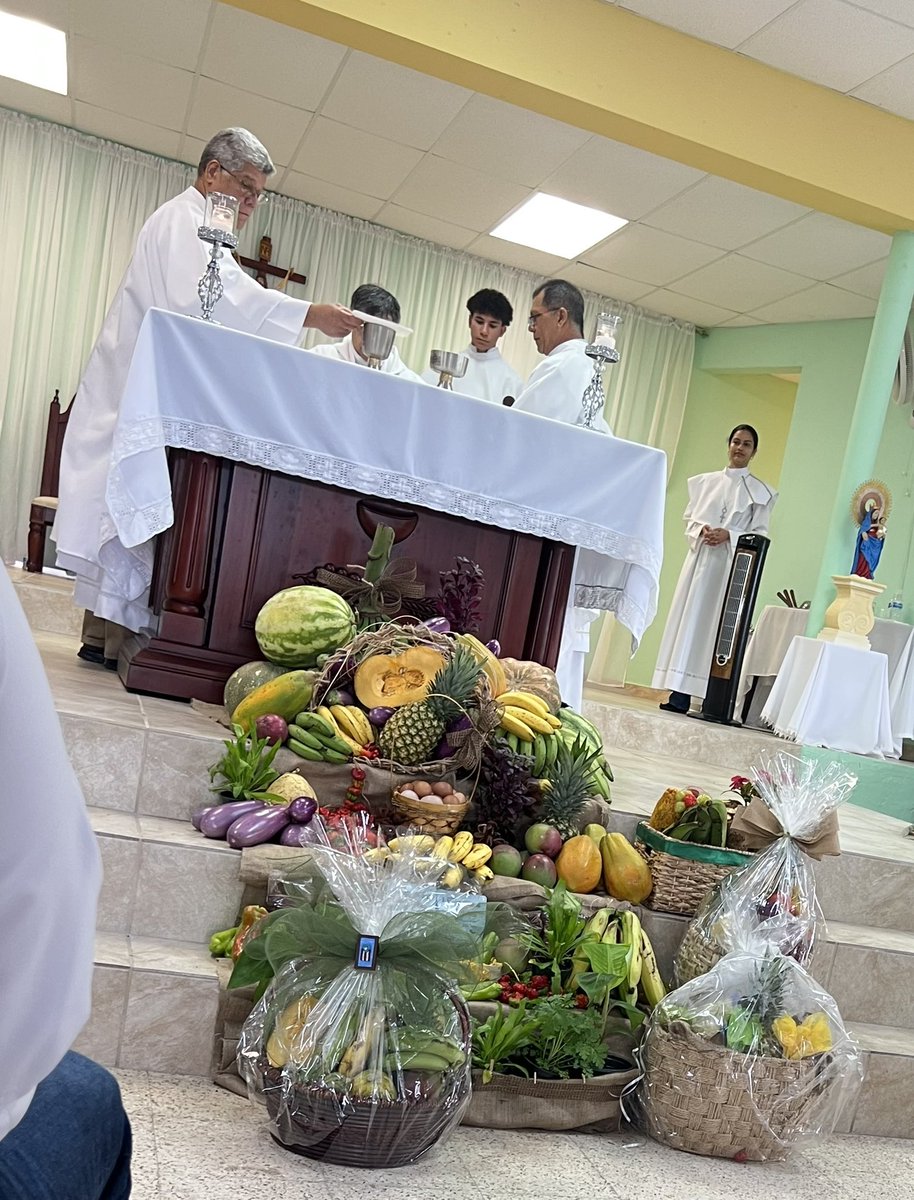 En la celebración de la Misa #Jíbara en Gurabo, en la Parroquia Nuestra Señora del Pilar, conmemorando la Semana de la #Tierra y honrando nuestras raíces. ¡Que VIVA la #AGRICULTURA!