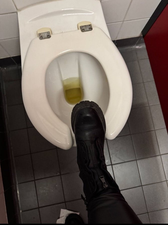 Meine Pisse oder mein Stiefel, welchen bevorzugst du?