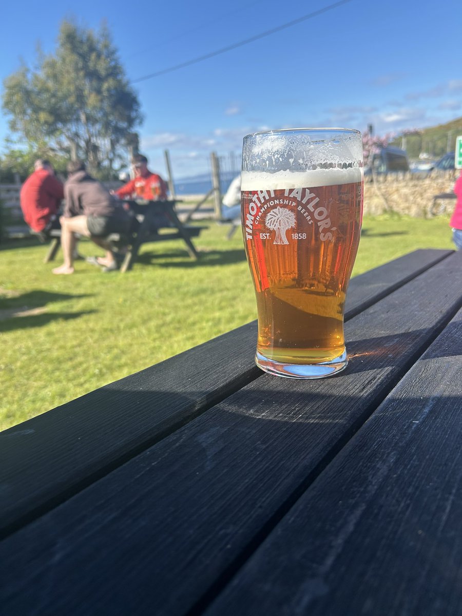 Fab pint in stunning location 🍺<a href="/TimothyTaylors/">Timothy Taylor's Brewery</a> #lochranza