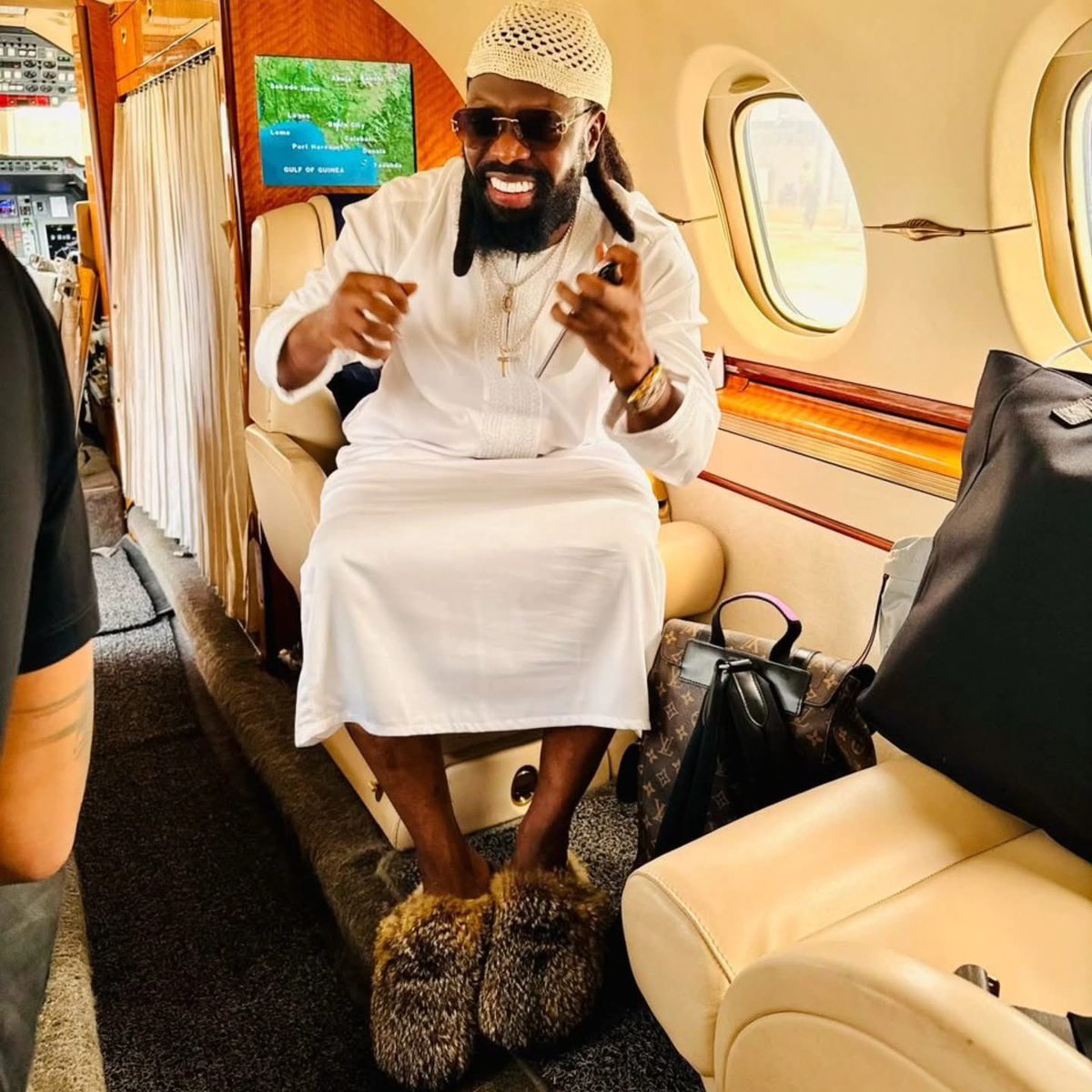 timayatimaya's tweet image. Better style. This month go sweet all of us🤞❤️