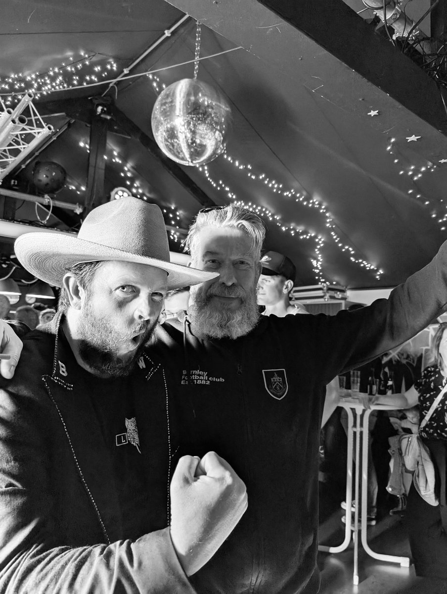 Metaalhoer's tweet photo. Ace gig seeing the brilliant #BobWayne Top bloke and great music. A sweary version of Johnny Cash. What's not to love ✊ https://t.co/FHZ4KmdJr1